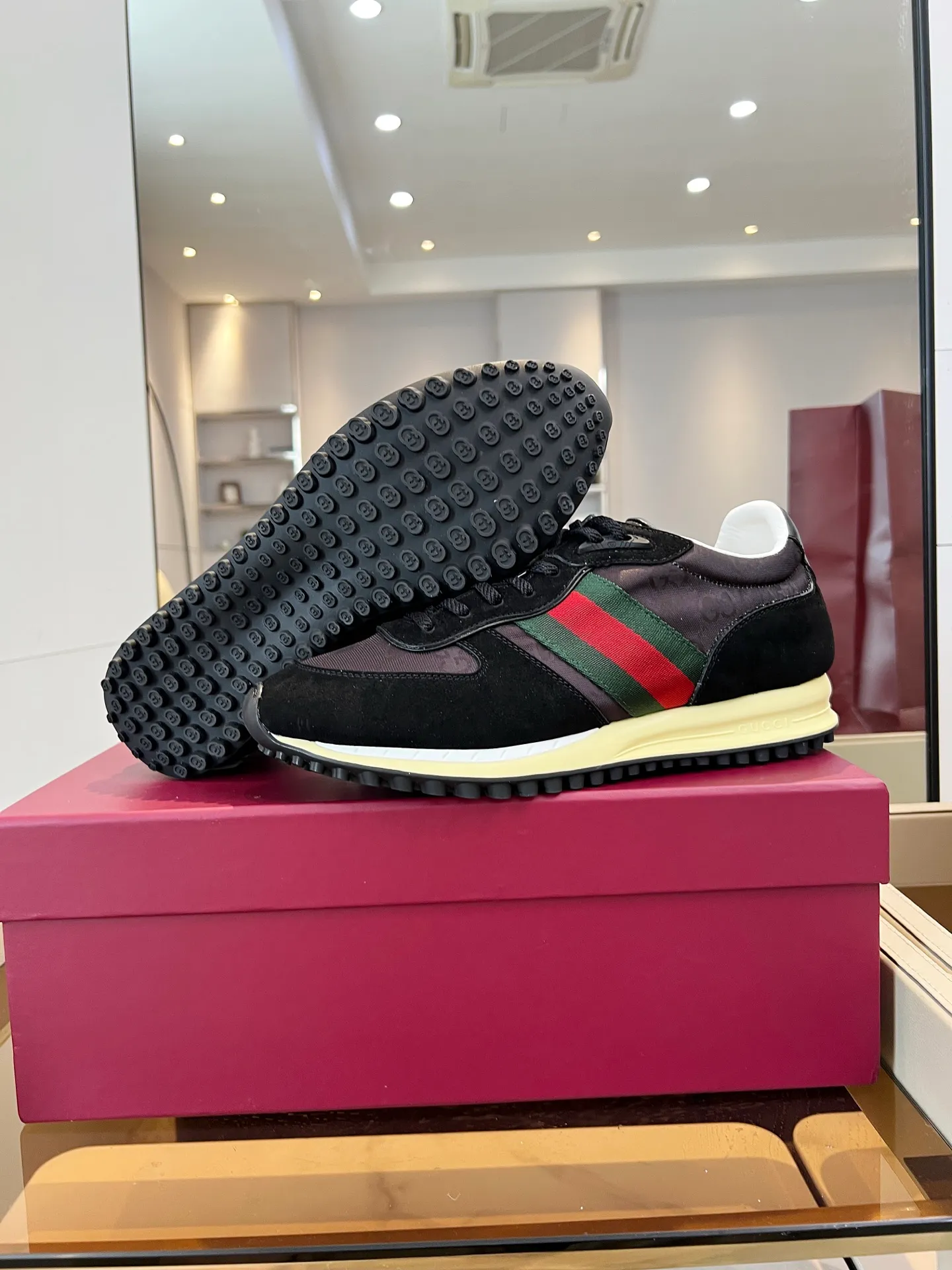 [G Home] P: 660💰 Men's Size: 40-44 (45 custom-made) GUCCI Gucci New Style When classic craftsmanship meets lazy fashion, this pair of Gucci men's casual shoes is the answer to refresh your wardrobe! The shoe body is made of soft calfskin and breathable fabric. Every step is as light as a cloud. The Italian tailoring releases the freedom of your feet, making daily travel a luxurious and comfortable experience. The iconic GG Supreme print on the side of the shoe low-key tells the brand's genes, and the metal horsebit embellishes the tongue, instantly lighting up the minimalist design; the contrasting webbing on the heel adds a smart layer, and the rubber serrated sole combines retro texture with modern anti-slip performance. Whether paired with jeans, a dress or wide-leg trousers, it can be the finishing touch of a look - languid yet sophisticated, effortless yet edgy.